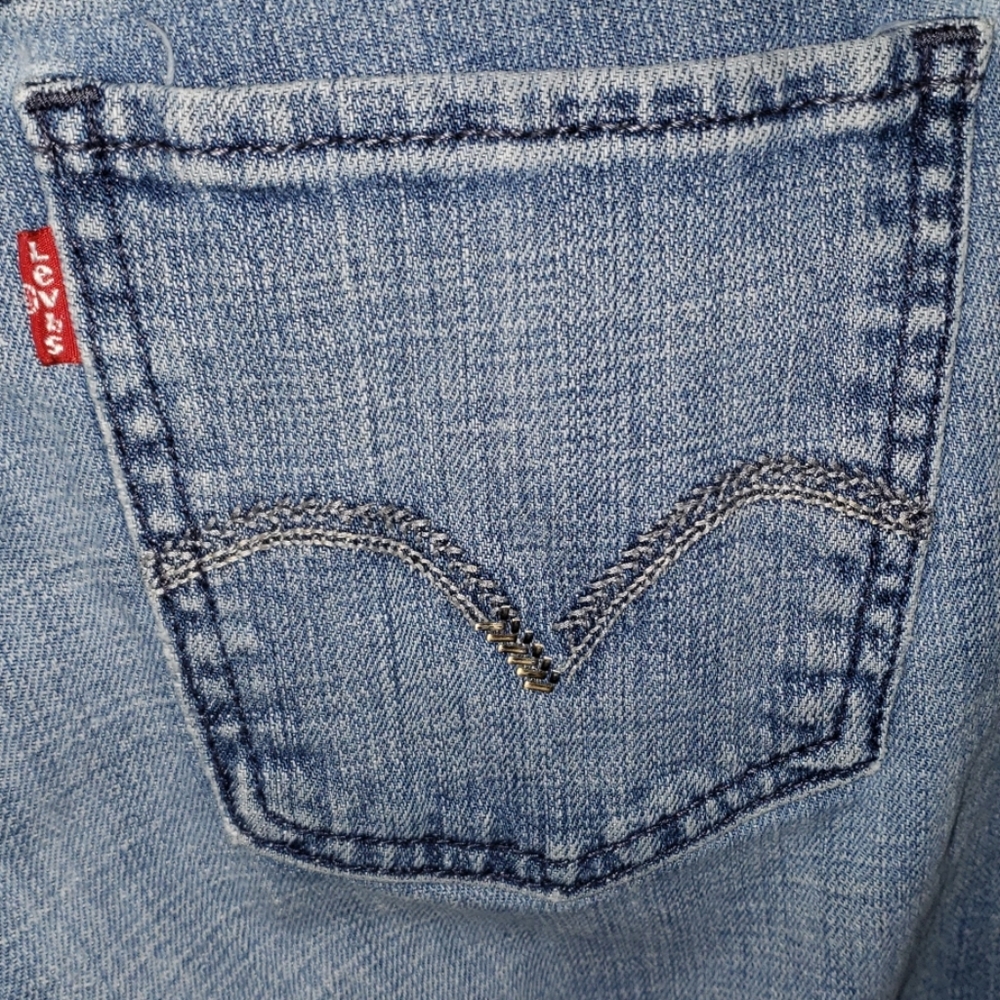 Levis - Picture 4 of 5